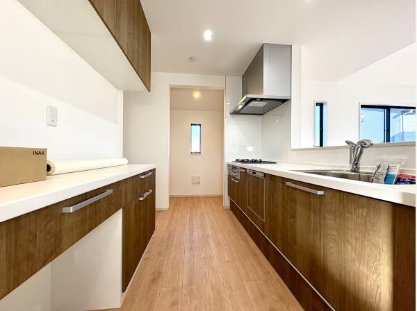 カップボード付きで収納たっぷりのシステムキッチンは食洗機と浄水器付き