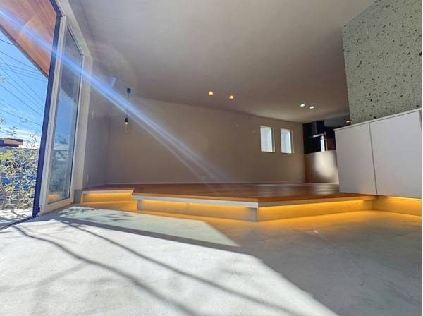 土間から居住区への低い段差。素晴らしい解放感が得られていました。