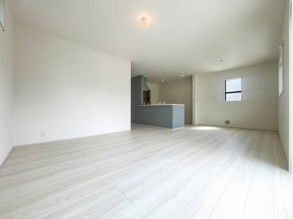 南に広く面したリビングダイニングは明るい色調で統一