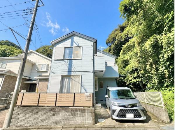 緑に囲まれた静かな佇まい。お車1台分の駐車スペースを完備。
