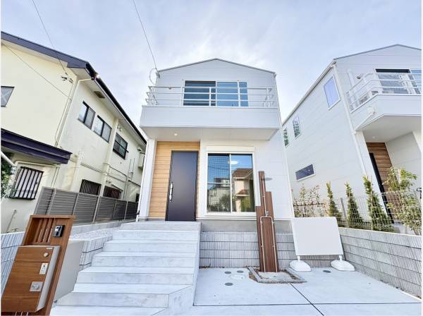 屋外シャワー付きの湘南らしいお住まいです♪
