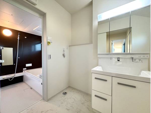 洗面脱衣室と浴室がすっきりとまとまり、日々の支度がしやすい空間です