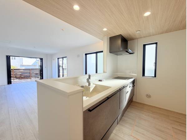 対面式のスタイリッシュなシステムキッチン、背面も広々！