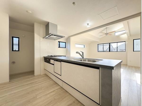 キッチン横には調理器具やストック用品を保管できるパントリー付き