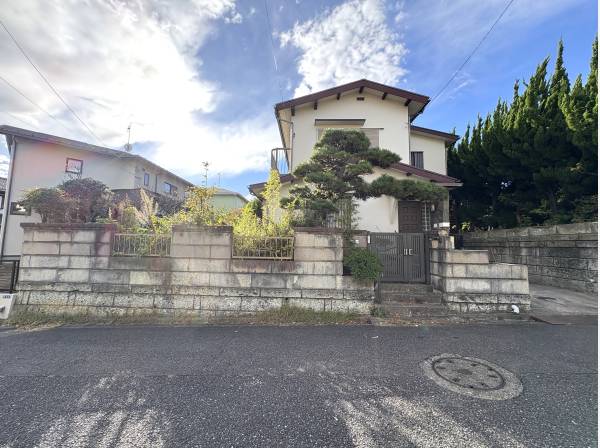 前面道路は約5mと広々してますので、お車の出し入れも楽々出来ます