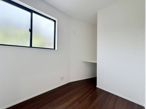 デスクを用意した洋室（約3帖）