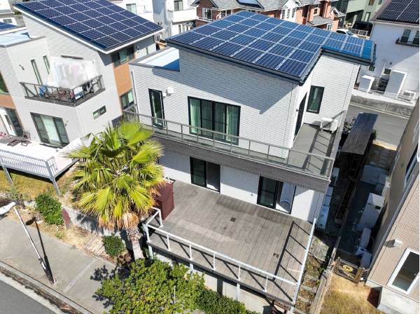 屋根は太陽光パネルと一体型で停電時にも電気が使用可能です。