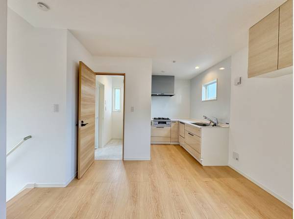 ちょうどいい距離感のキッチン、家事をしながらリビングの様子も見えて安心