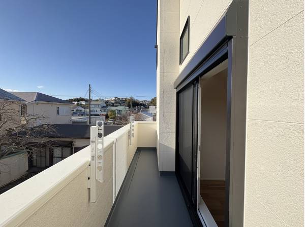 南西向きのバルコニーは日当たりも良好です