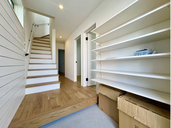 玄関ホールはゆとりがあり、収納も大容量です！