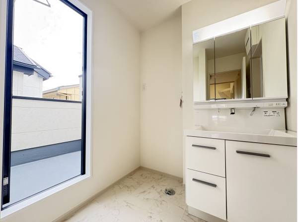 サニタリールームの横にはバルコニーも