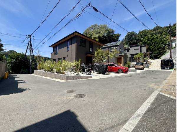前面道路も広々としています