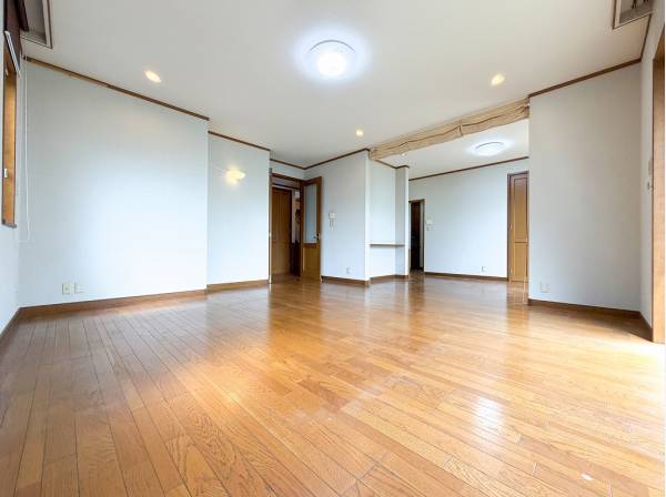 お庭へと繋がる開放的なリビングは床暖房完備
