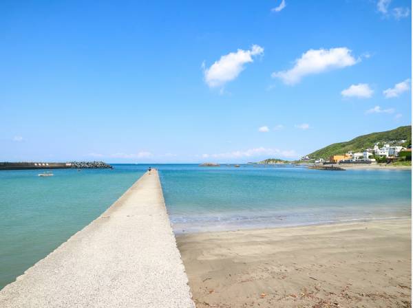 透明度が高く静かなビーチ、久留和海岸。徒歩2分、約150m