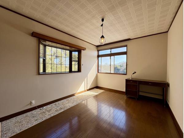 2階洋室も光が差し込む素敵な空間です