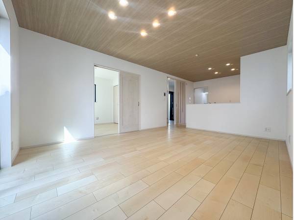 洗練感溢れるリビングダイニングには床暖房を完備