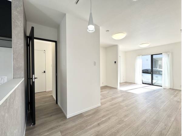 ゆとりあるリビングで、寛ぎの時間をデザイン。