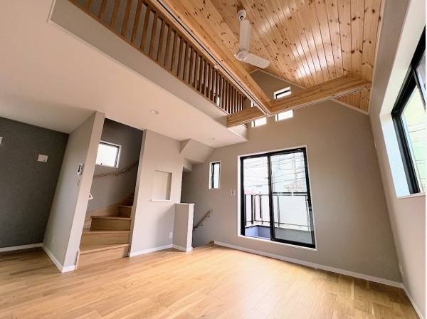 羽目板張りの天井で木の温もりを感じることができます。