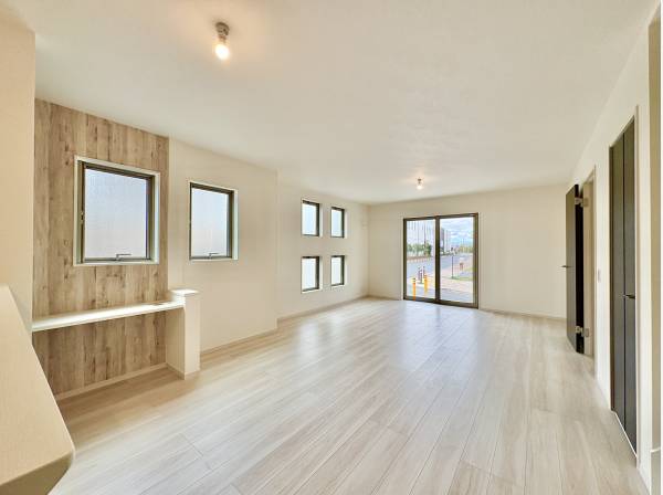 ダイニングセット、リビングセットをゆったり置ける広さです