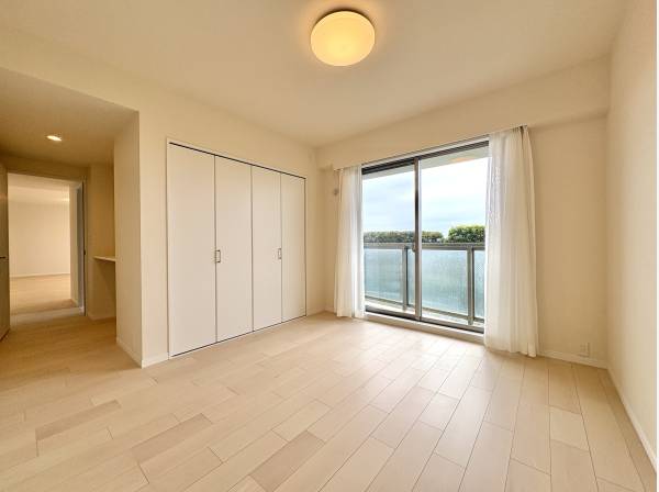 洋室からはバルコニーへ