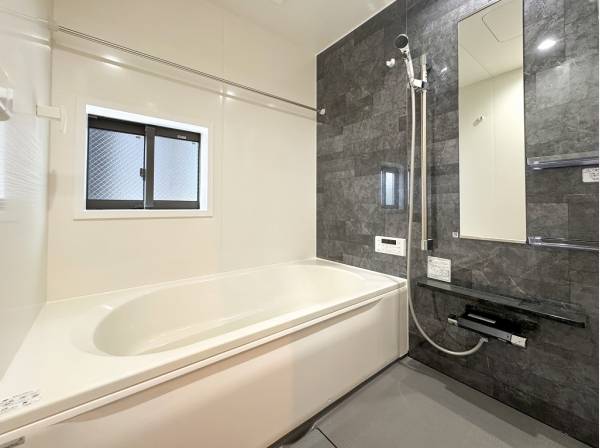 ゆとりあるバスルームで1日の疲れを癒してください