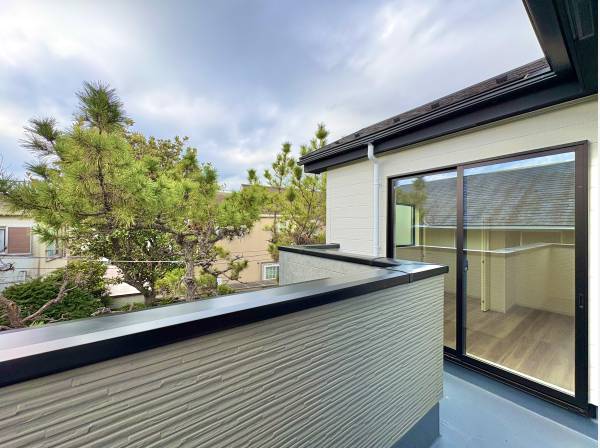 太陽の陽が差込むバルコニーで洗濯物も気持ちよさそうにそうにそよぎます。