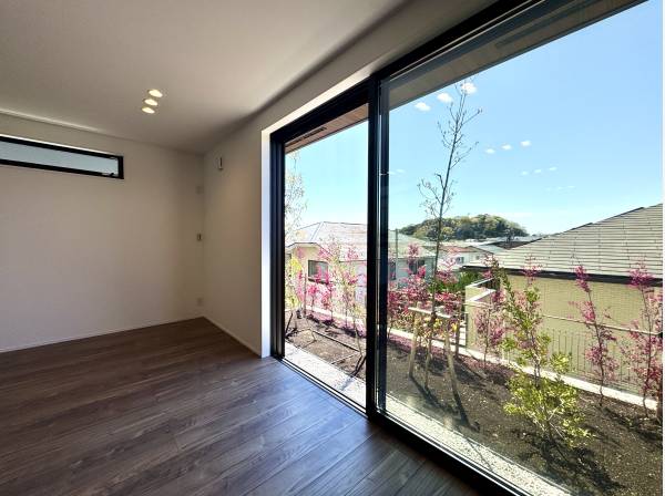 リビングの先は開けた景色が