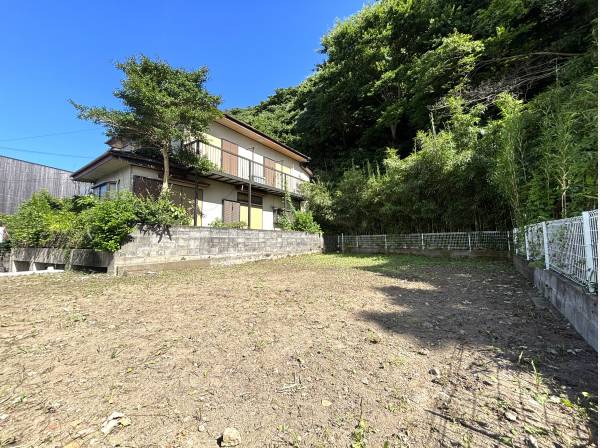 南東側には緑があり、広いお庭やウッドデッキを設けてはいかがでしょうか