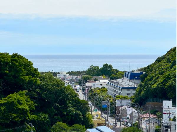 建物からの眺望…葉山の海を望みます♪