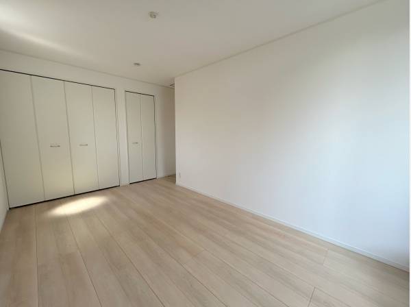 こちらの寝室は約8帖御座います