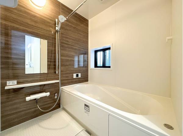 木目調のクロスがぬくもりを与えます