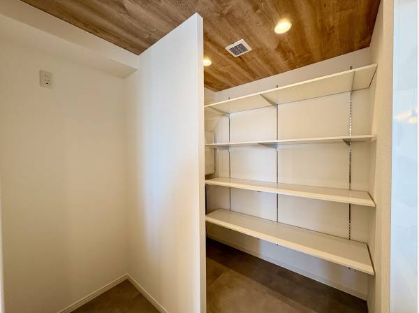 キッチン横には大容量のパントリースペース