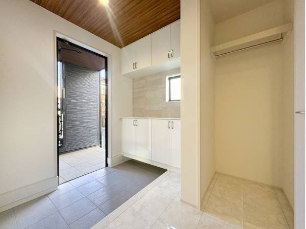 アウター掛けに便利な玄関横のハンガーパイプ付き収納