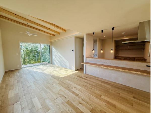 谷石・塗り壁・無垢材の床板など、自然素材をふんだんにに使用しています。