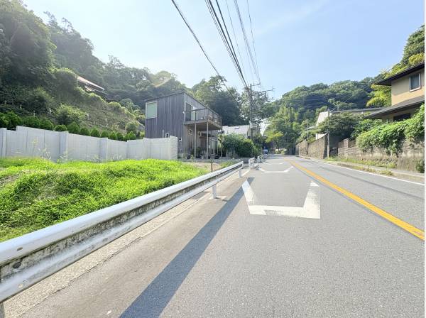 前面道路は広々、幅員約８．６ｍ、約１３ｍの接道間口