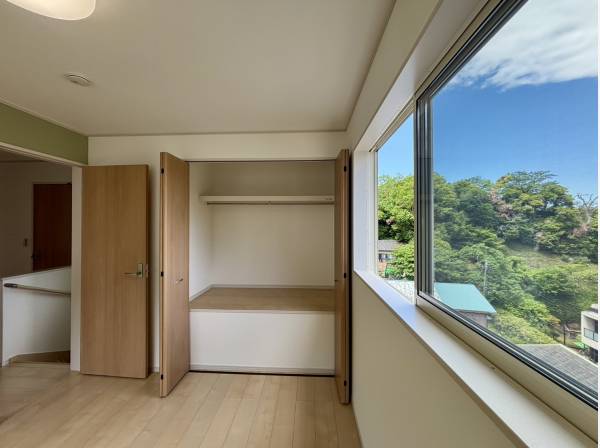 洋室から気持ちの良い眺望をご覧いただけます