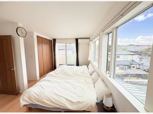 約10.5帖の洋室、ライフスタイルによって間仕切り可能です(別途費用負担有)