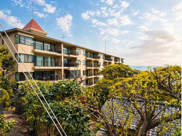 緑に包まれた落ち着きある佇まい。高台の低層レジデンス。