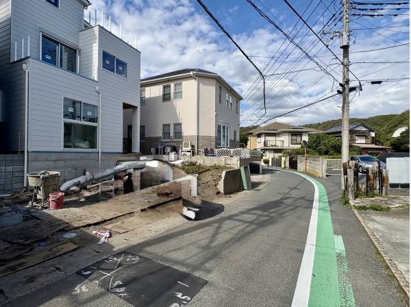 前面道路の様子です。ゆとりがあるので駐車も楽々です。