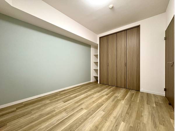 落ち着いた色合いが日常のリズムをやさしく整える居室