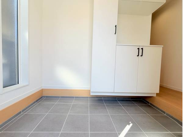 エントランスは広々！収納も備えております！