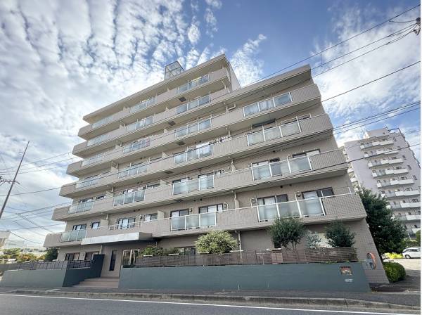 接道越しに大型商業施設が広がり毎日のお買い物も快適です