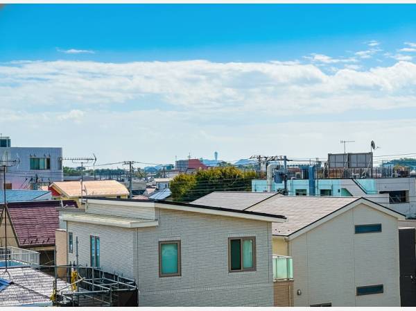 江の島を遠望することができます