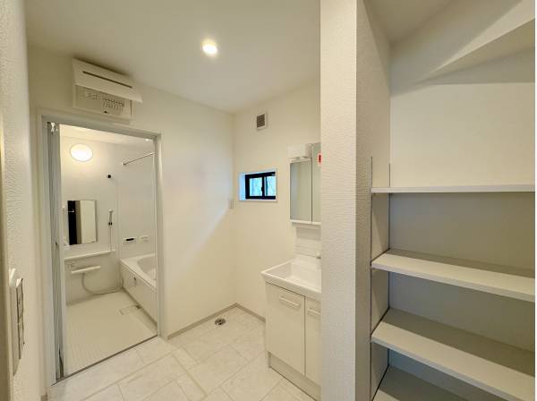 サニタリースペース。収納完備