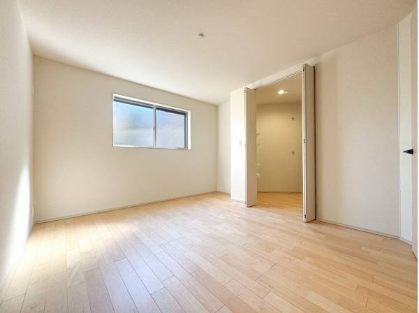 7帖超のサービスルームはWICも完備され主寝室として活用できそう