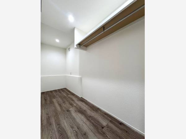 独立した1階のWICは奥行きたっぷり