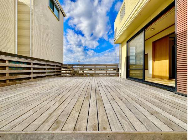 1階のウッドデッキスペースは抜け感もありご家族の憩いの場となります