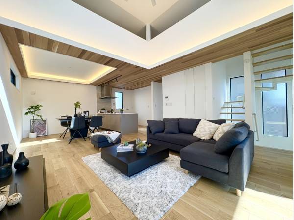 約22.5帖のLDKは吹抜天井で明るく開放的な空間が広がっています。