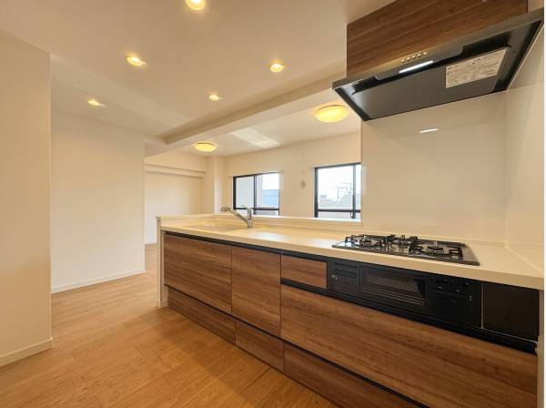ウッド調のカウンターキッチンには食洗機を備えています