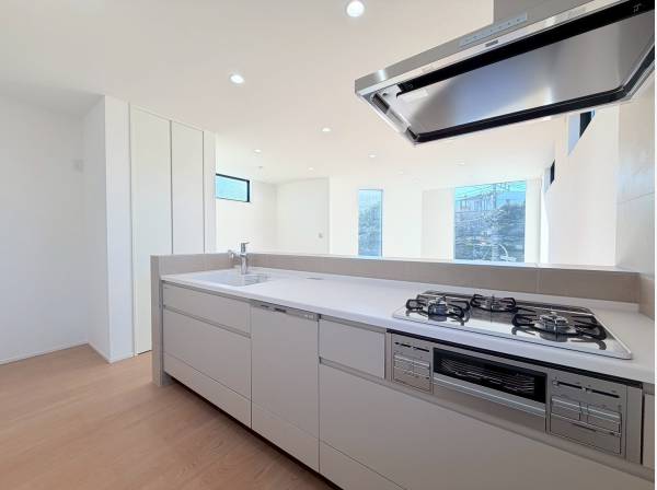 抜け感のある開放的なキッチン、対面式で家族との時間も大切に